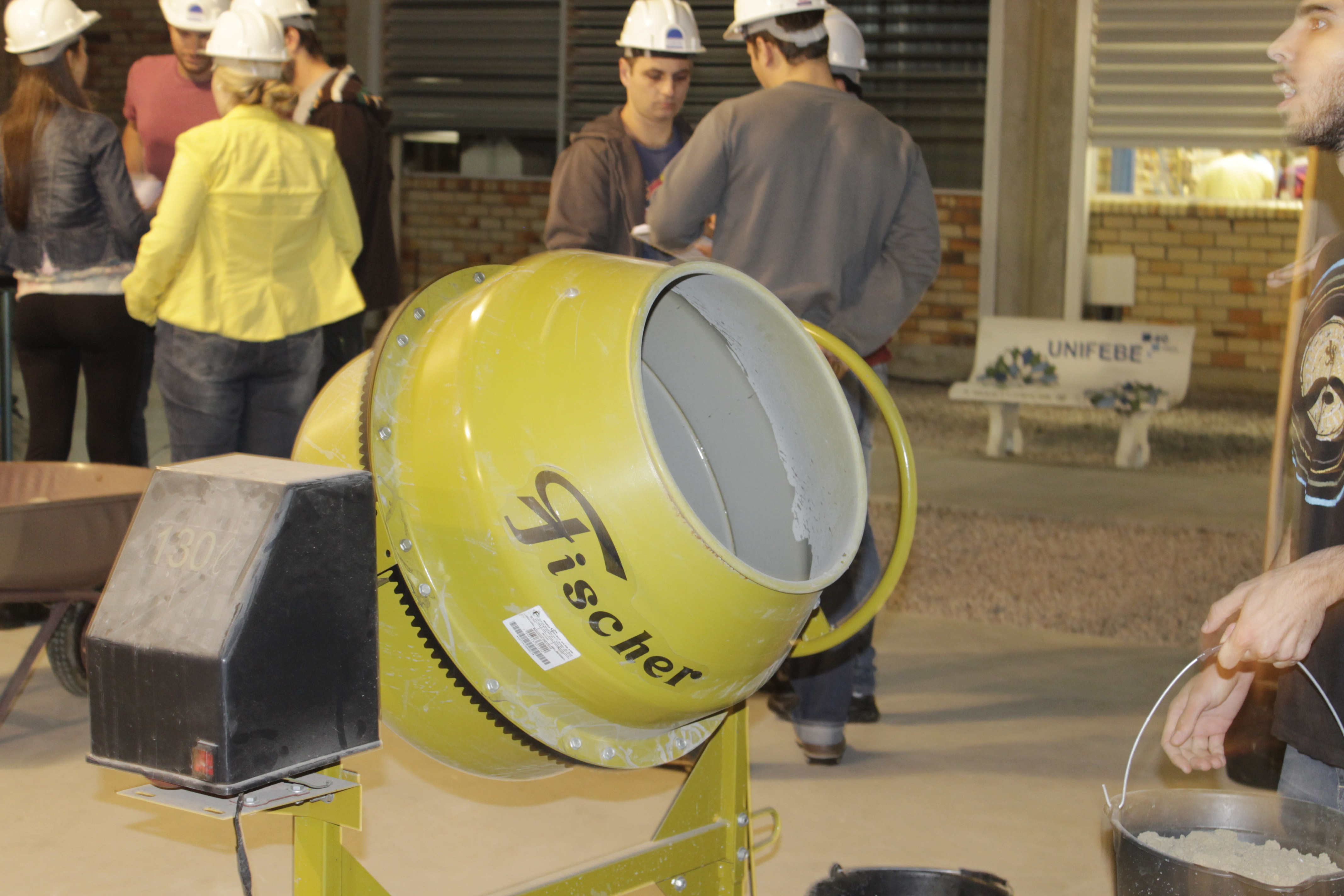 Turma de Engenharia Civil participa de desafio de concreto