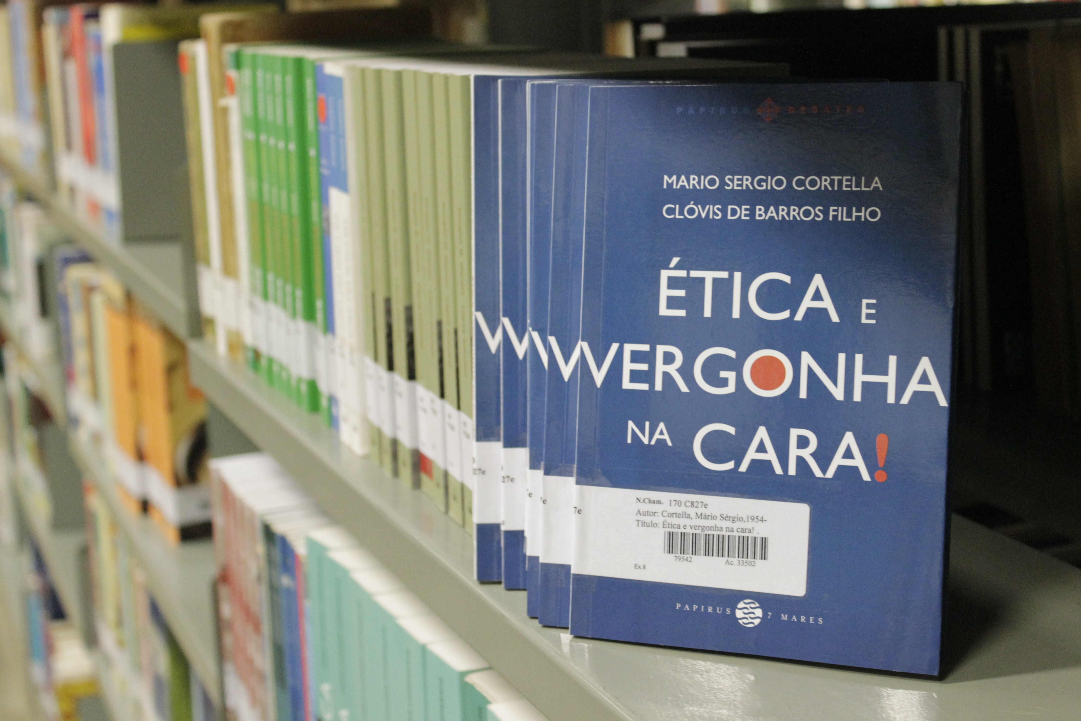 DCE faz doação de livros para biblioteca da instituição