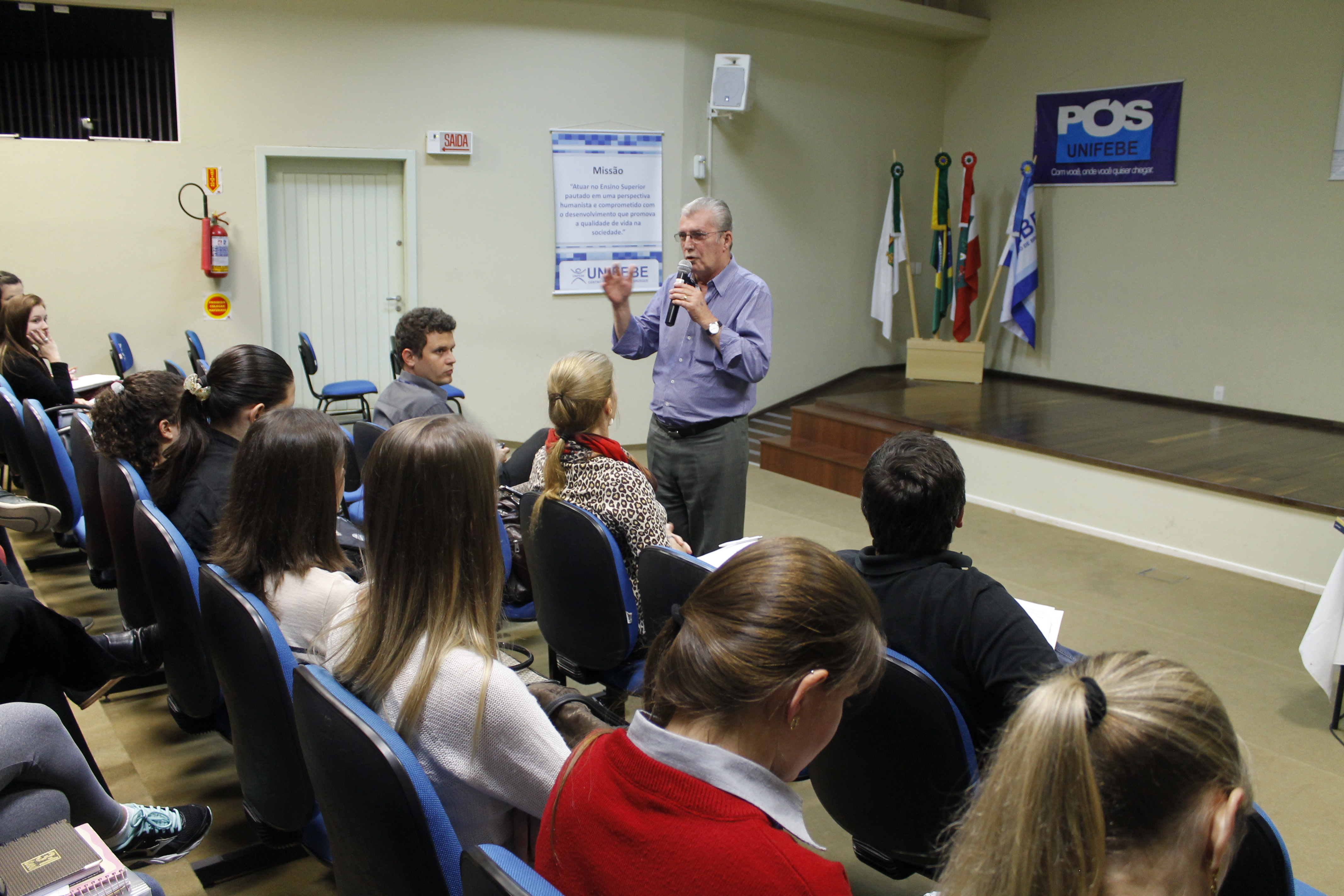 Estudantes de Administração assistem à palestra do Presidente do CECRED