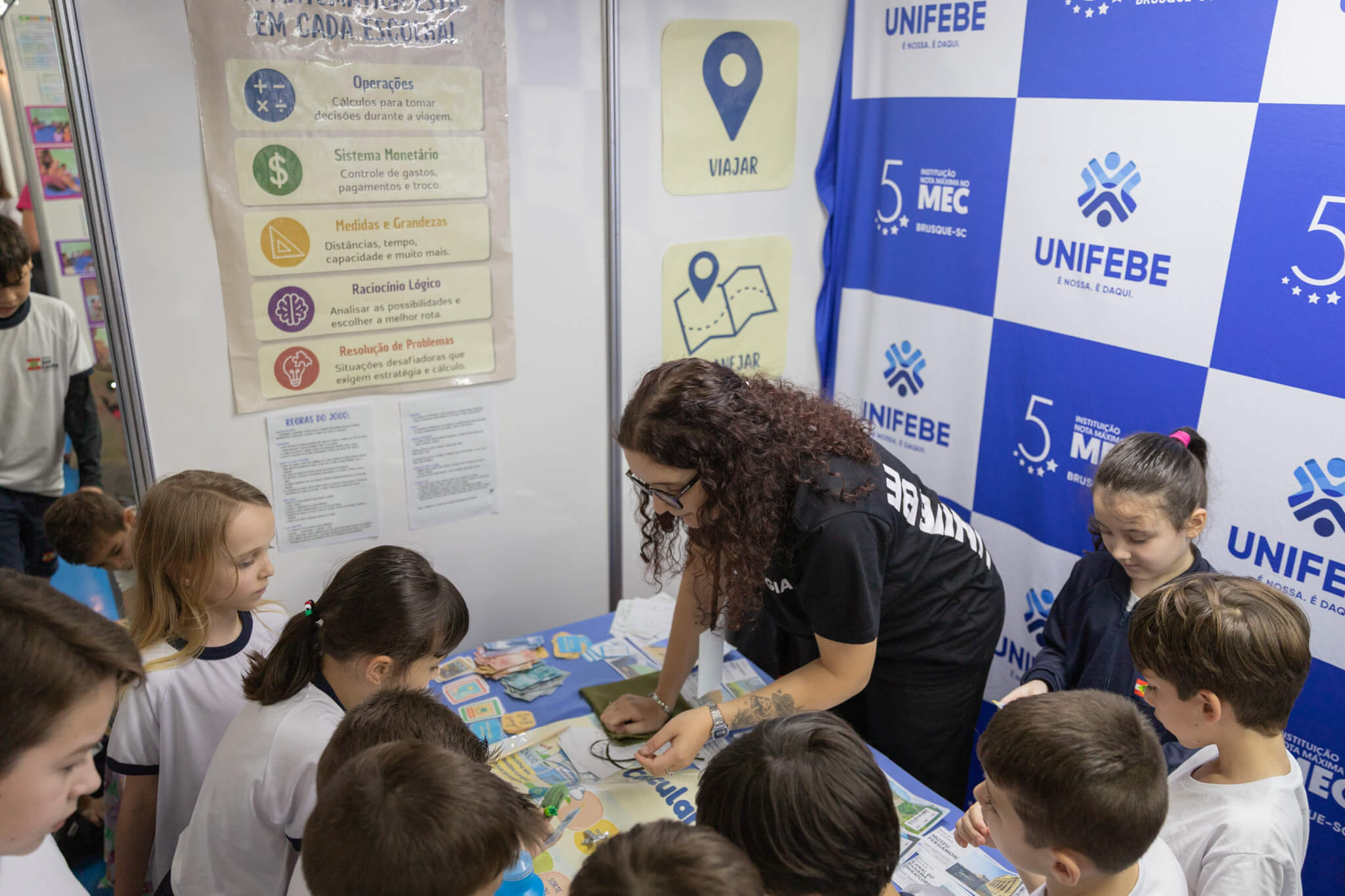 Acadêmica da UNIFEBE apresenta jogo didático na XXVII Feira Regional de Matemática