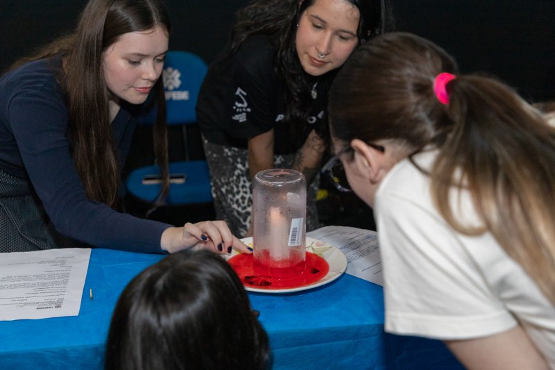 Acadêmicas de Pedagogia da UNIFEBE apresentam experimentos científicos no Science Day