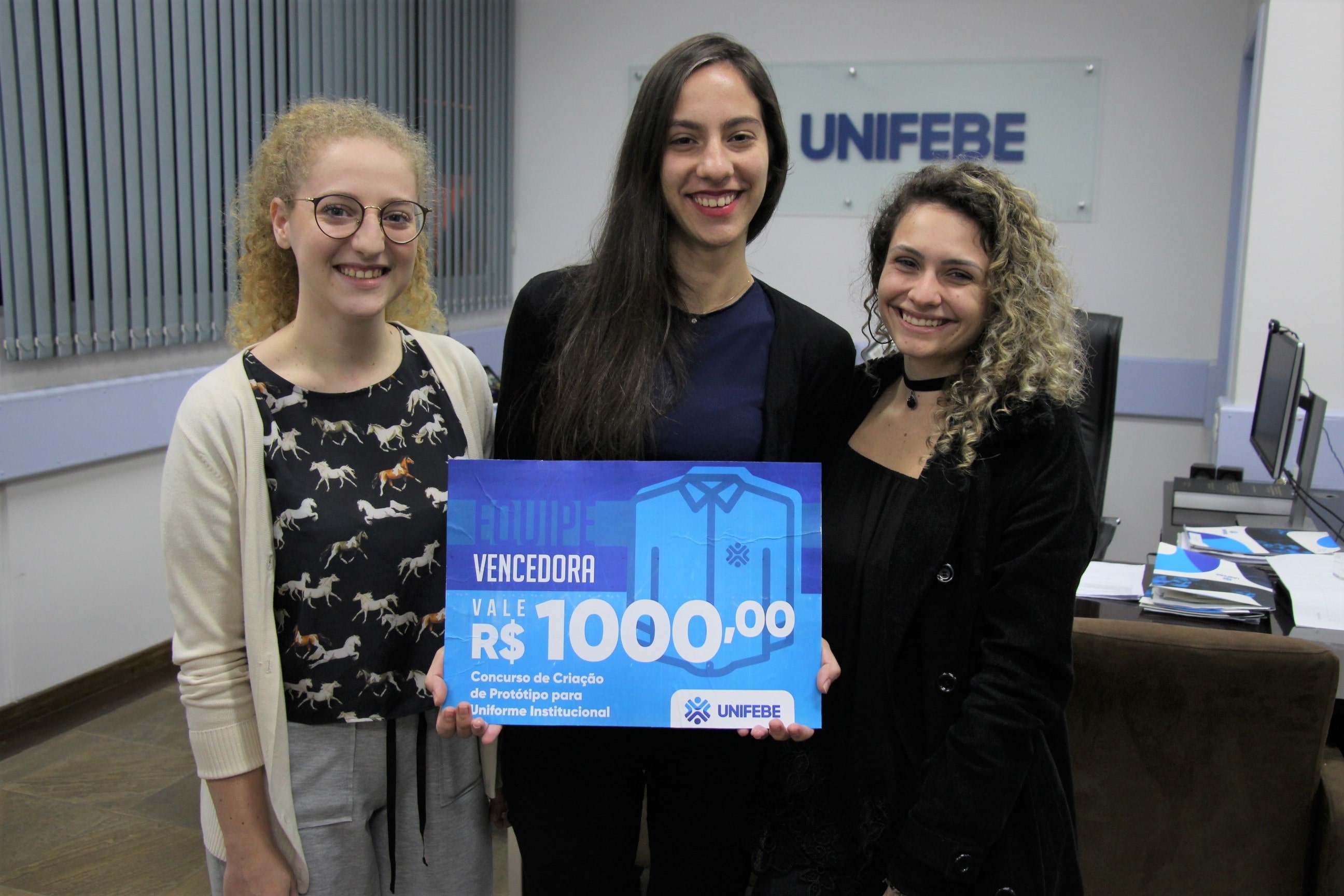 Acadêmicas são premiadas em concurso de criação de uniforme institucional