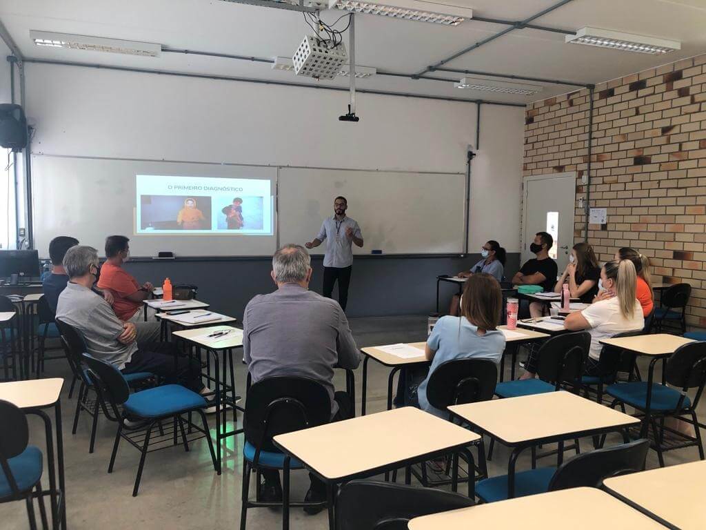 Acadêmico de Psicologia conversa com professores do Colégio UNIFEBE sobre TDAH