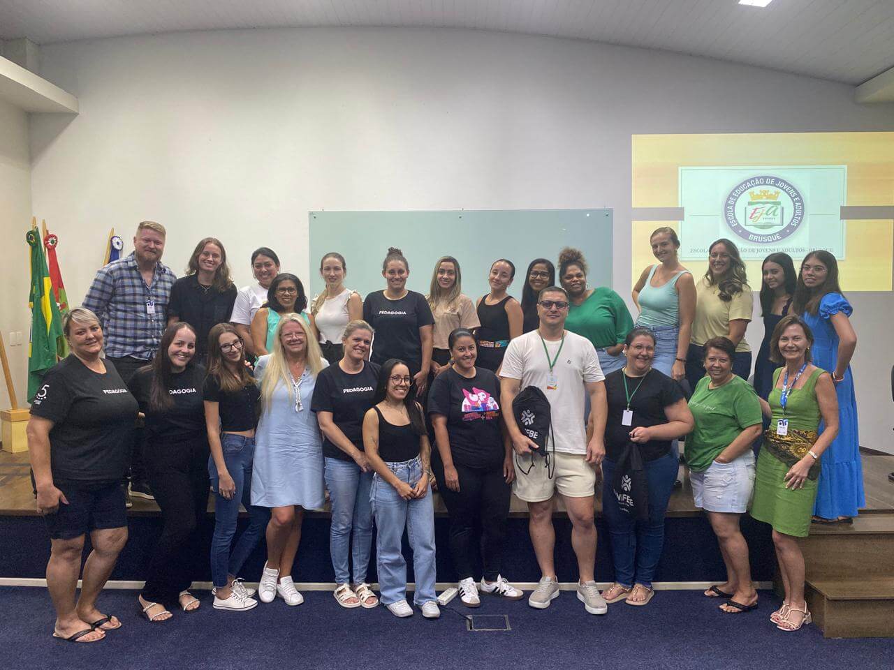 Acadêmicos da UNIFEBE acompanham palestra voltada para Educação de Jovens e Adultos