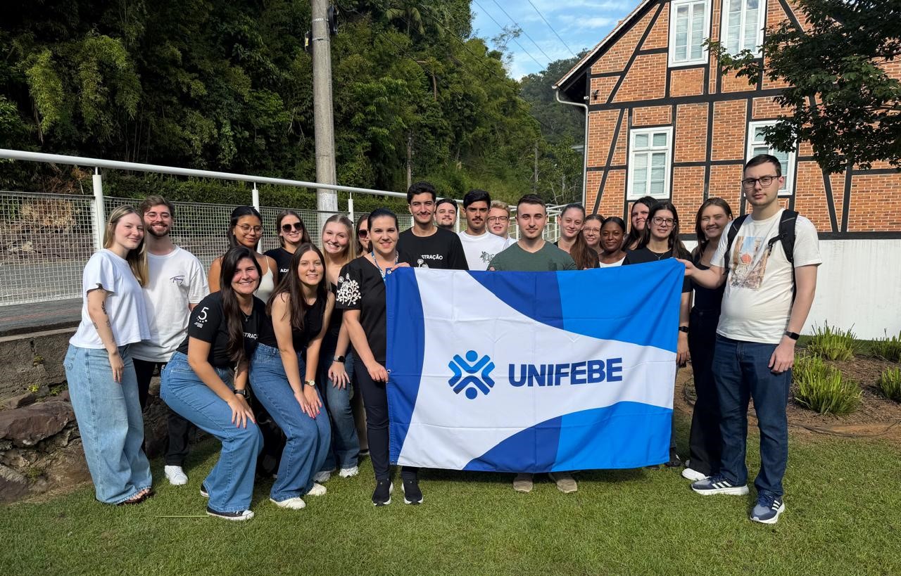Acadêmicos de Administração da UNIFEBE fazem visita técnica à Hering