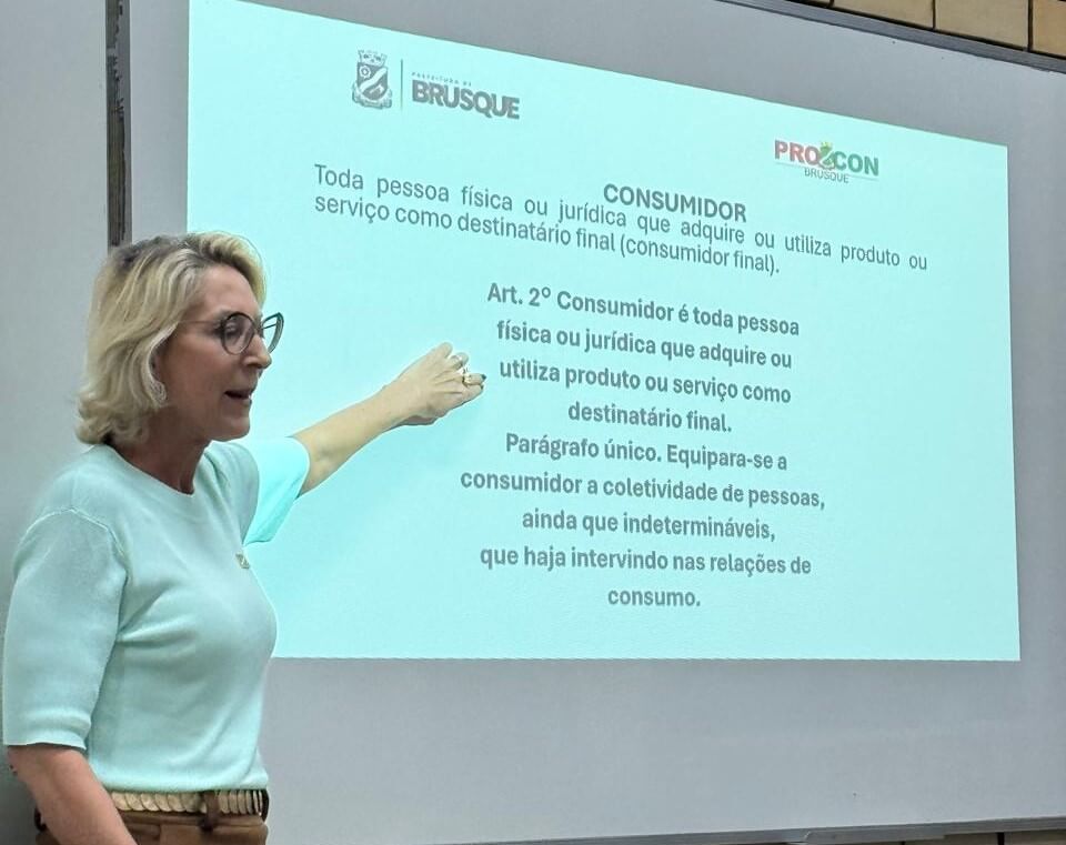 Acadêmicos de Administração da UNIFEBE participam de palestra sobre Direito do Consumidor