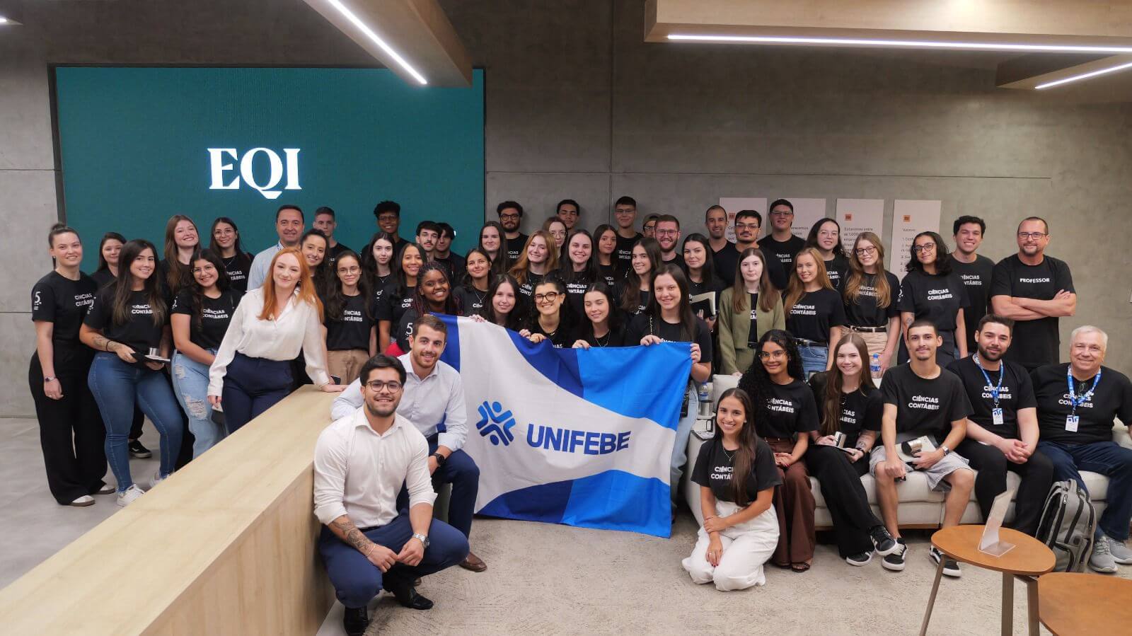 Acadêmicos de Ciências Contábeis realizam visita técnica a empresa do mercado financeiro