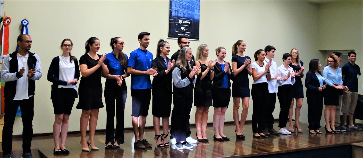 Acadêmicos de Design de Moda confeccionam protótipos de uniformes institucionais