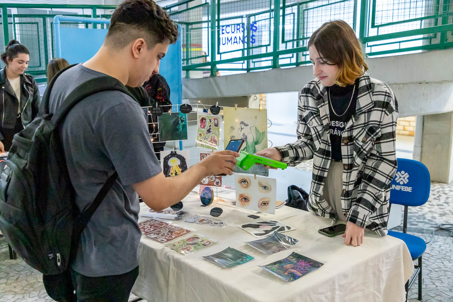 Acadêmicos de Design Gráfico expõem e comercializam produtos em feira