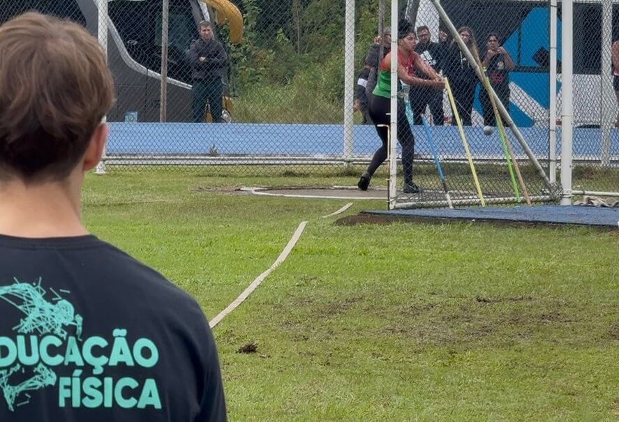 Acadêmicos de Educação Física auxiliam arbitragem no Catarinense de Atletismo Sub-20