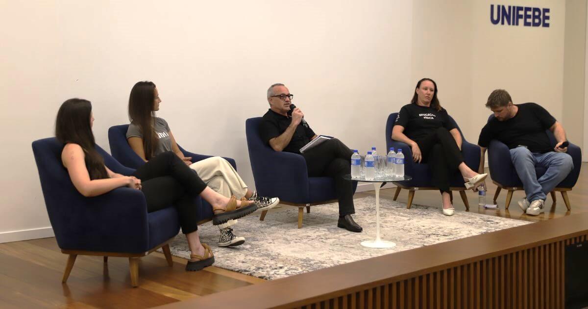 Acadêmicos de Educação Física têm bate-papo com egressos em aula magna