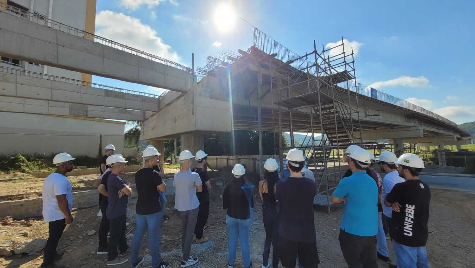 Acadêmicos de Engenharia Civil visitam obra da nova ponte de Brusque