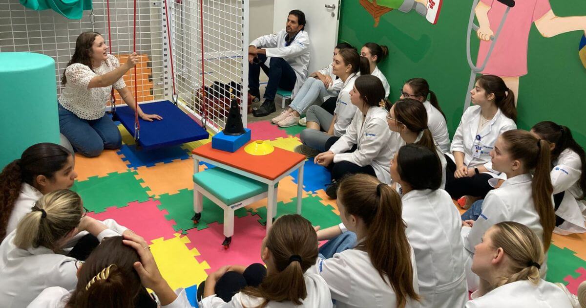 Acadêmicos de Fisioterapia participam de oficina sobre gaiola de habilidades