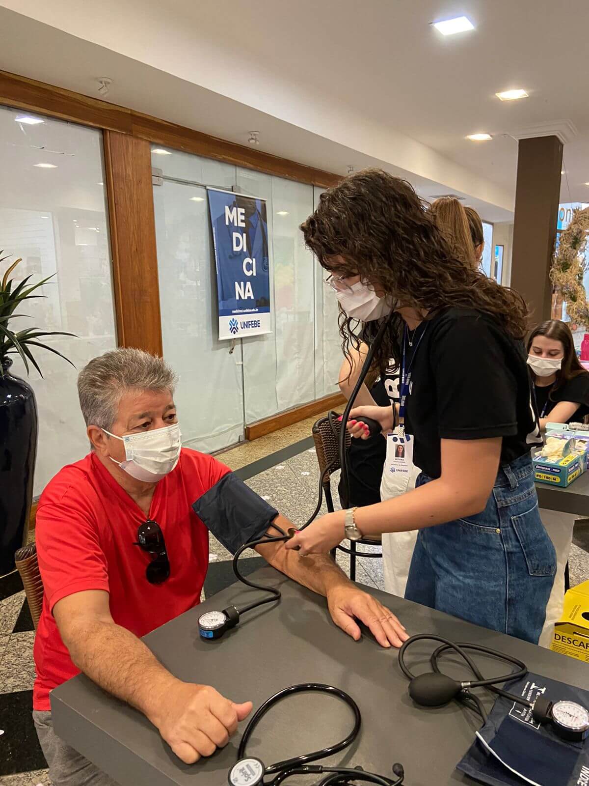 Acadêmicos de Medicina da UNIFEBE atendem comunidade em ação no centro de Brusque