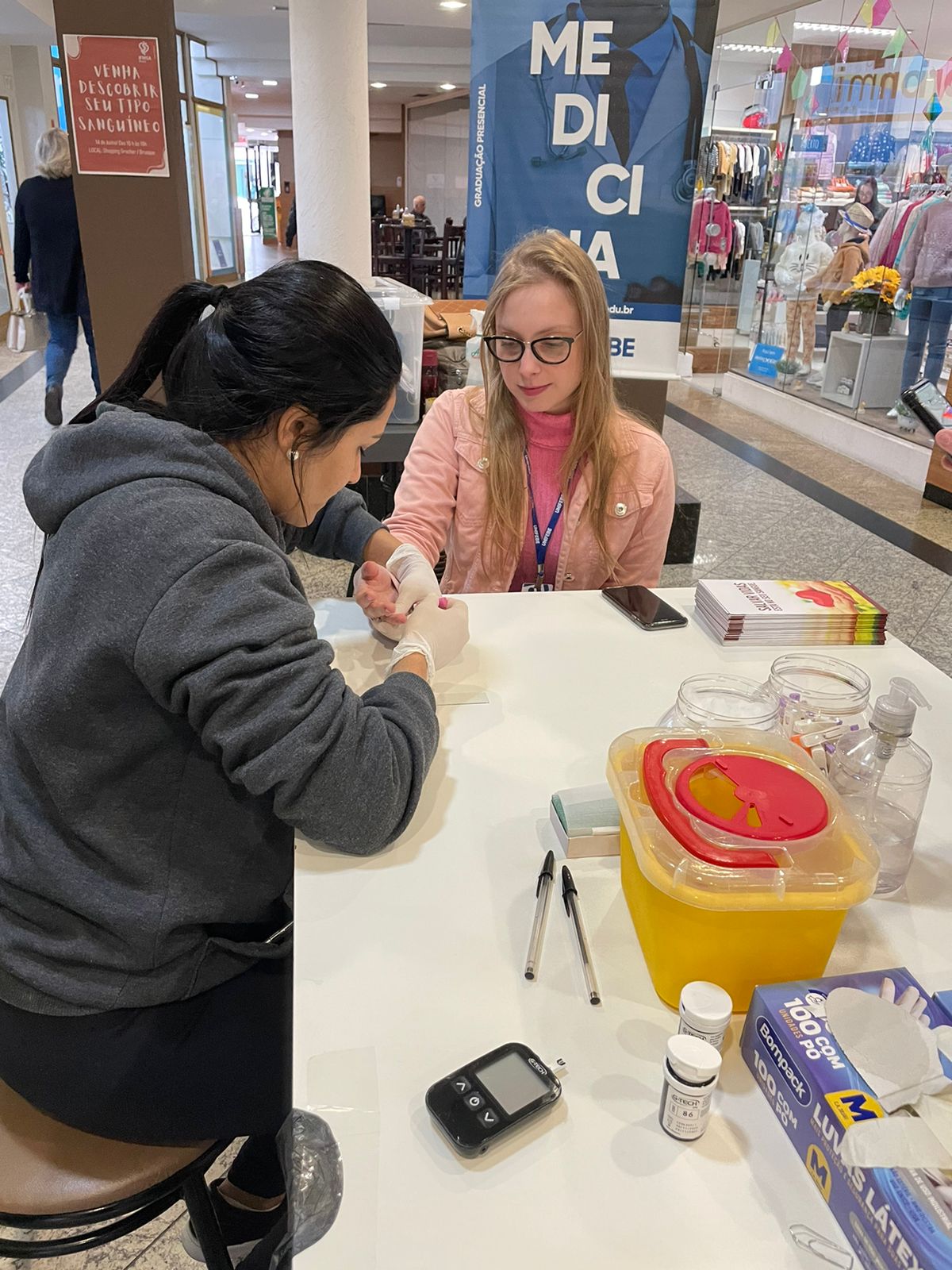 Acadêmicos de Medicina realizam testes de tipagem sanguínea em ação no Shopping Gracher