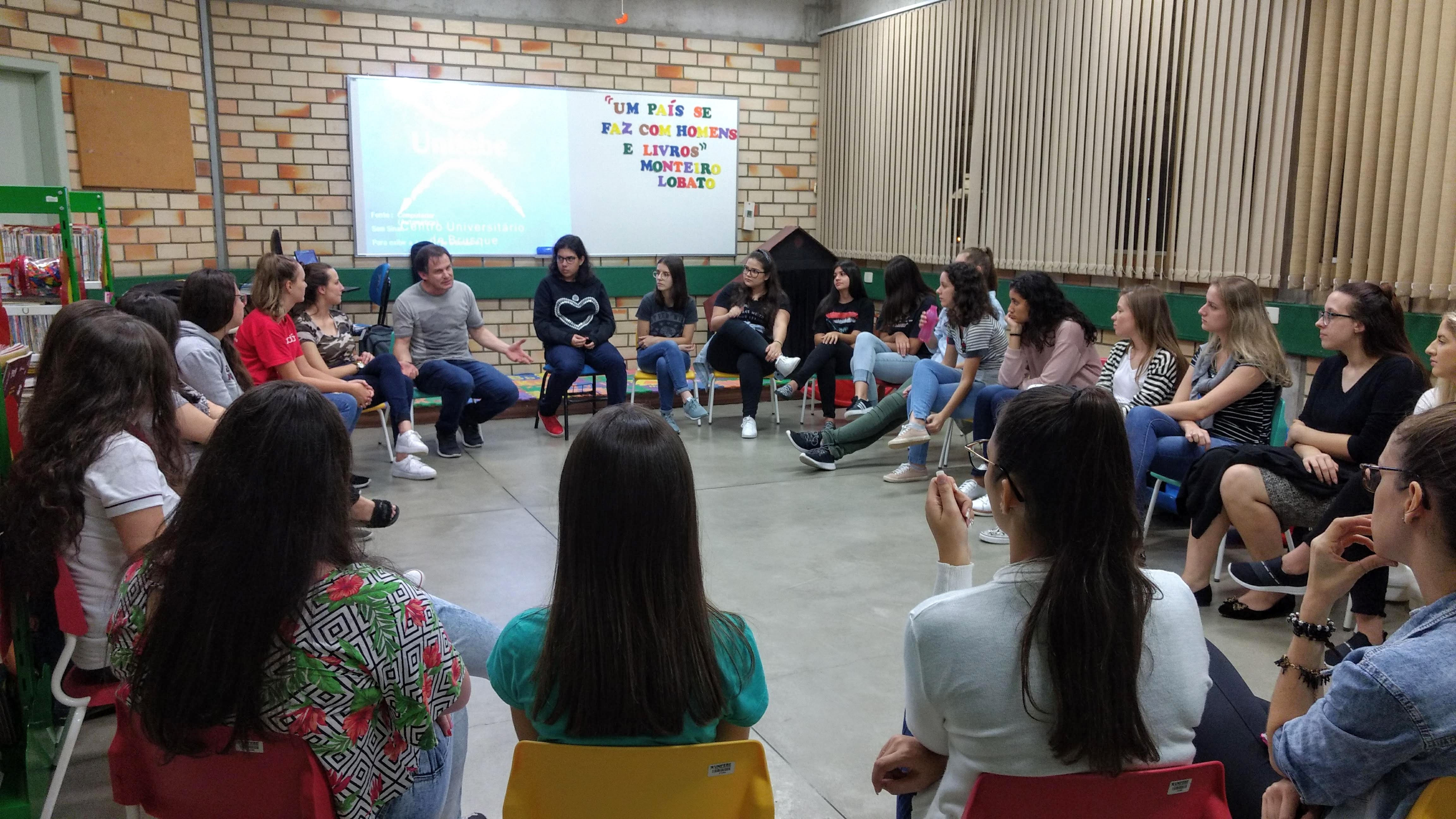 Acadêmicos de Pedagogia aprendem técnicas de contação de histórias