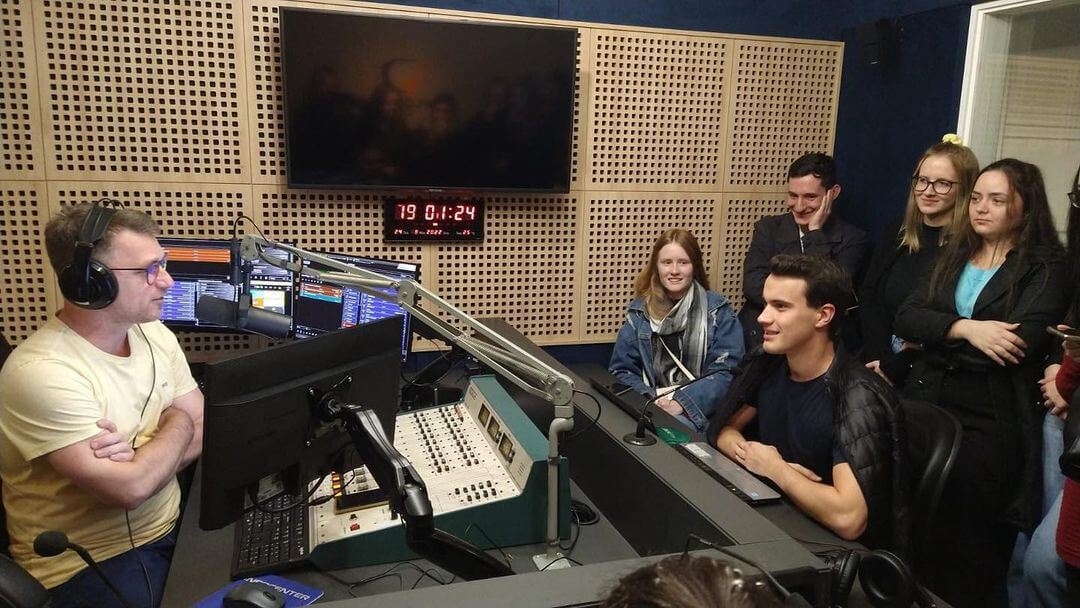 Acadêmicos de Publicidade e Propaganda visitam o estúdio da Rádio Diplomata
