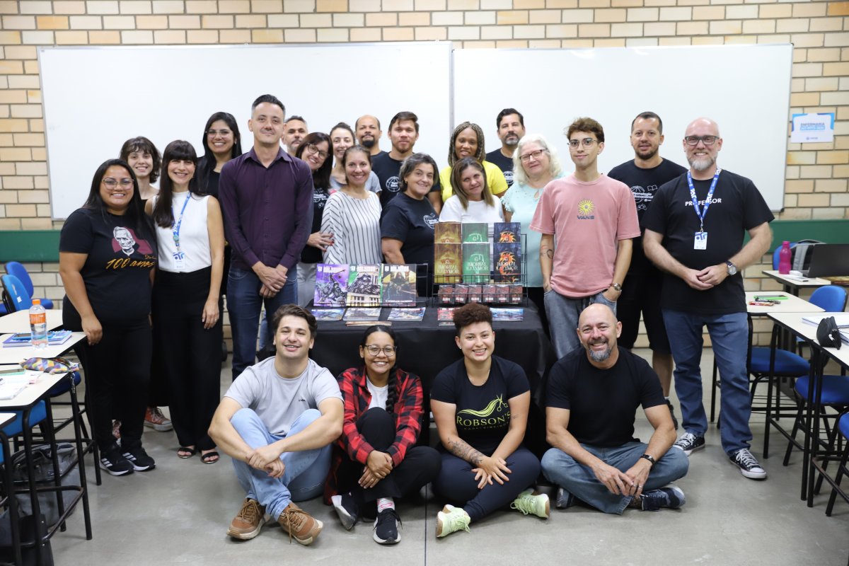 Acadêmicos de Tecnologia Educacional se reúnem com autor de trilogia