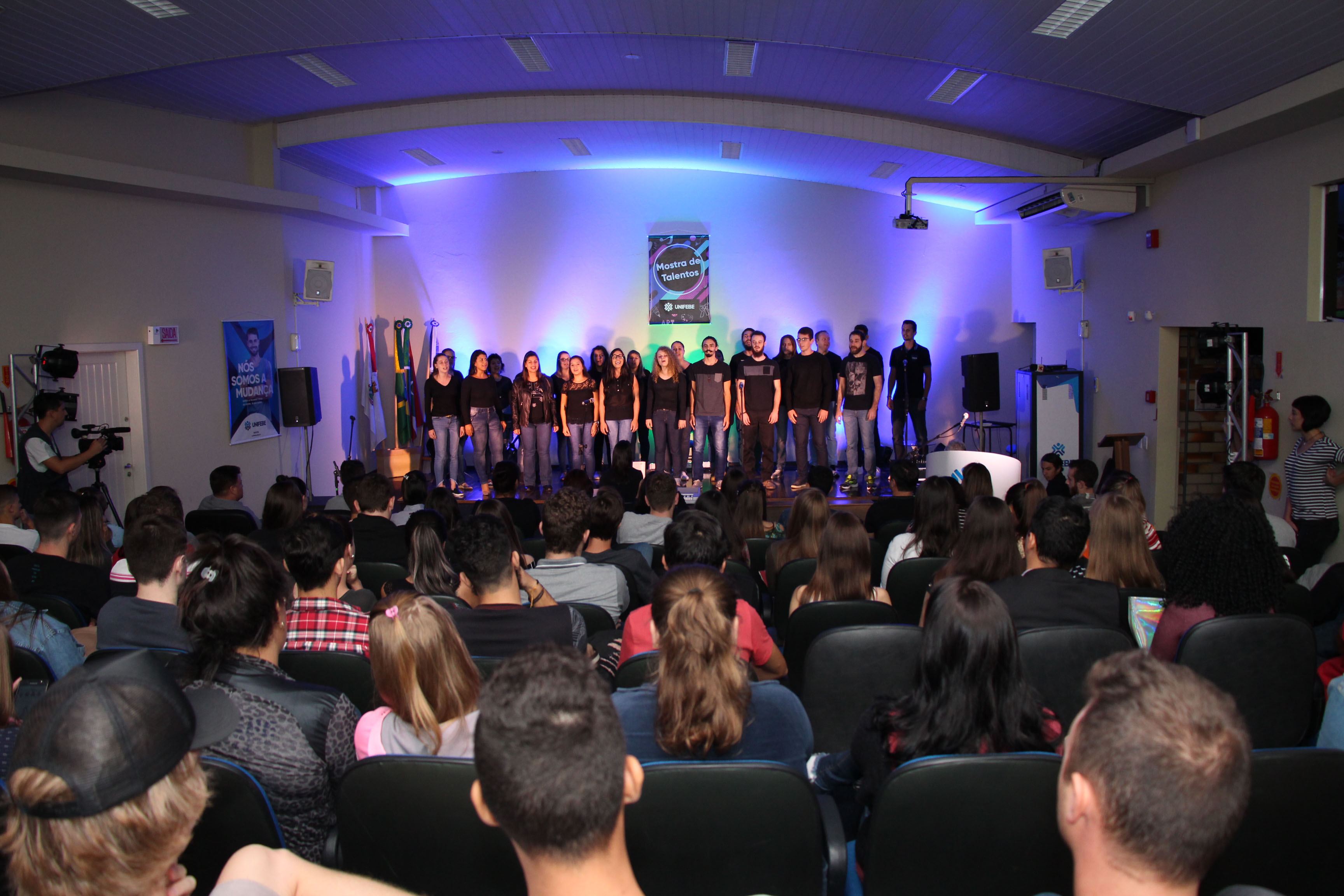 Acadêmicos e comunidade apresentam seus talentos na UNIFEBE