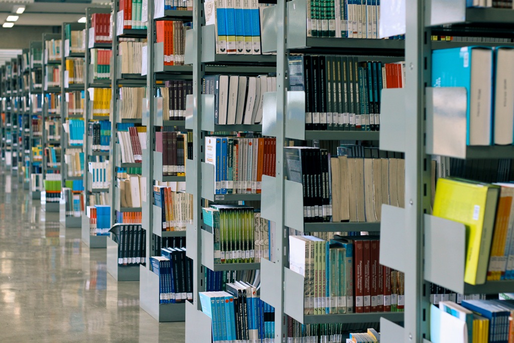 Biblioteca da UNIFEBE amplia acervo bibliográfico