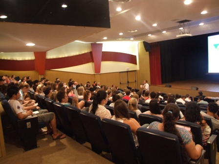 Alunos participam de palestra sobre cooperativismo