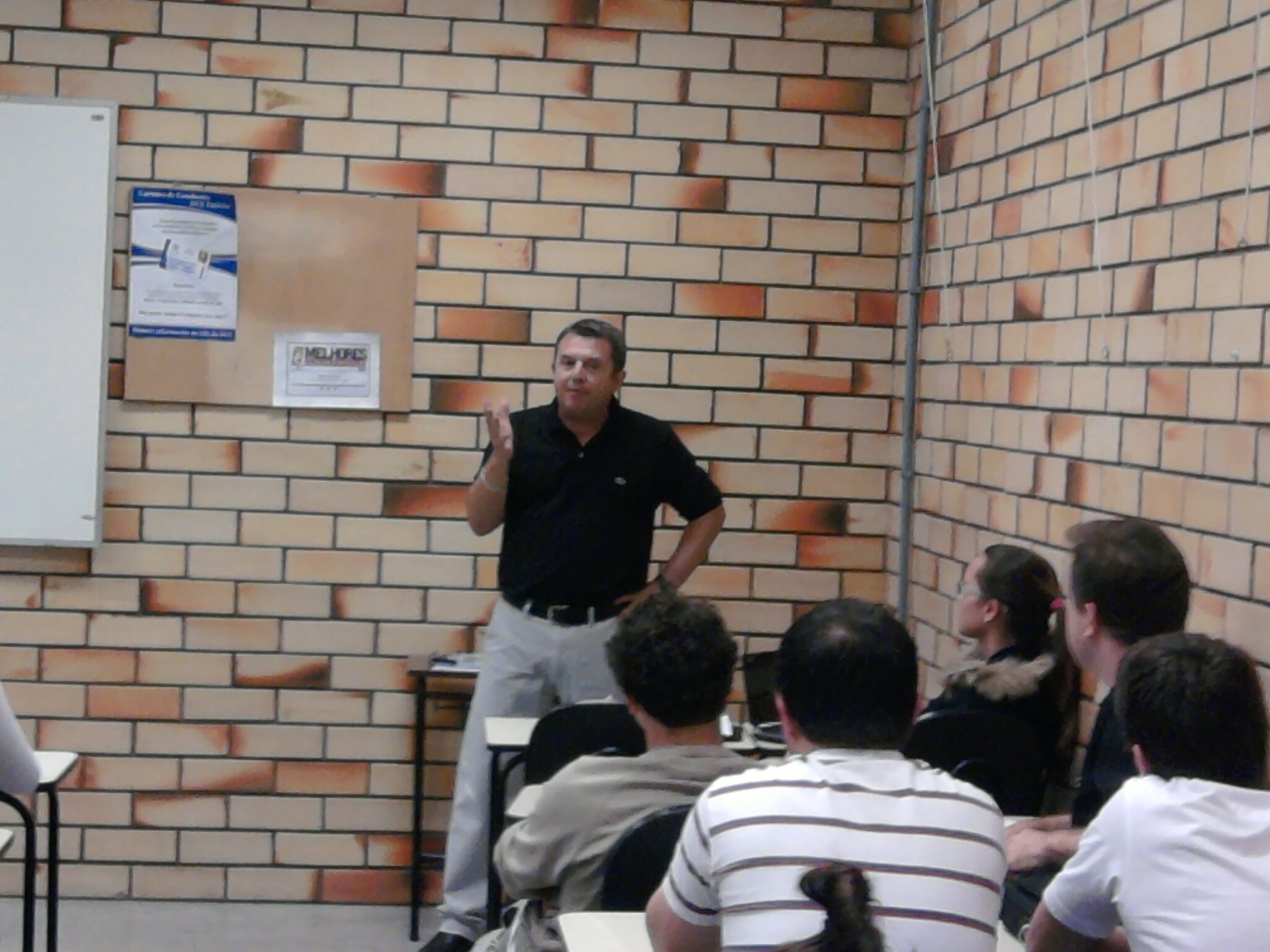 Empresário divide experiência profissional com acadêmicos