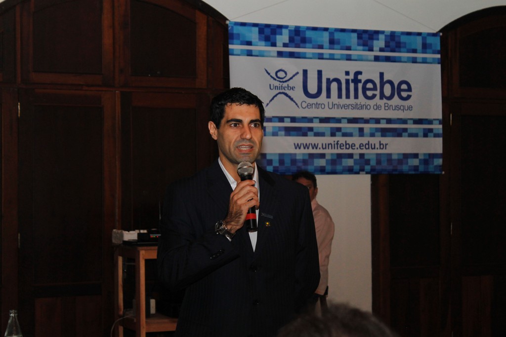 Professor da UNIFEBE palestra em Almoço de Ideias da Acibr