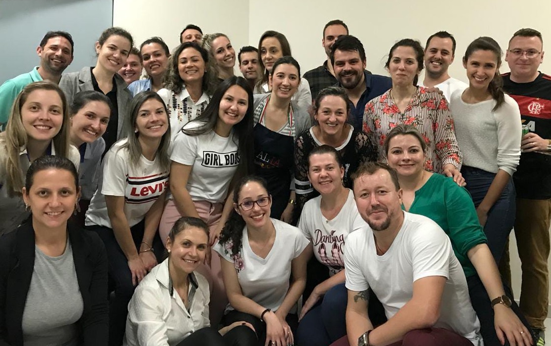 Alunos de MBA Gestão de Pessoas e Coaching realizam atividade em uma cozinha