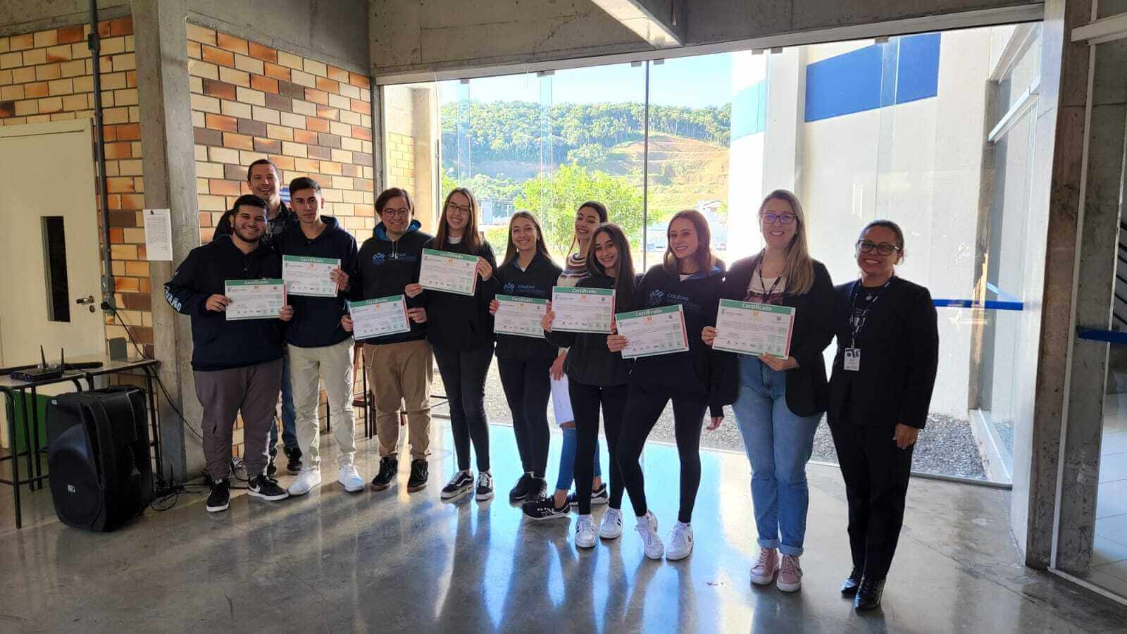 Alunos destaque na Feira de Matemática recebem certificado de mérito