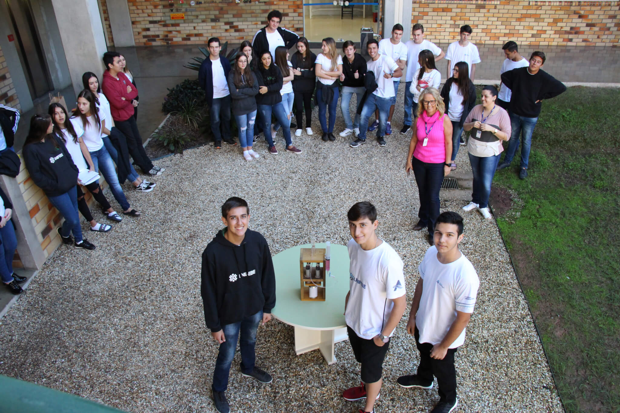 Alunos do 2º ano apresentam experimentos das teorias de Física