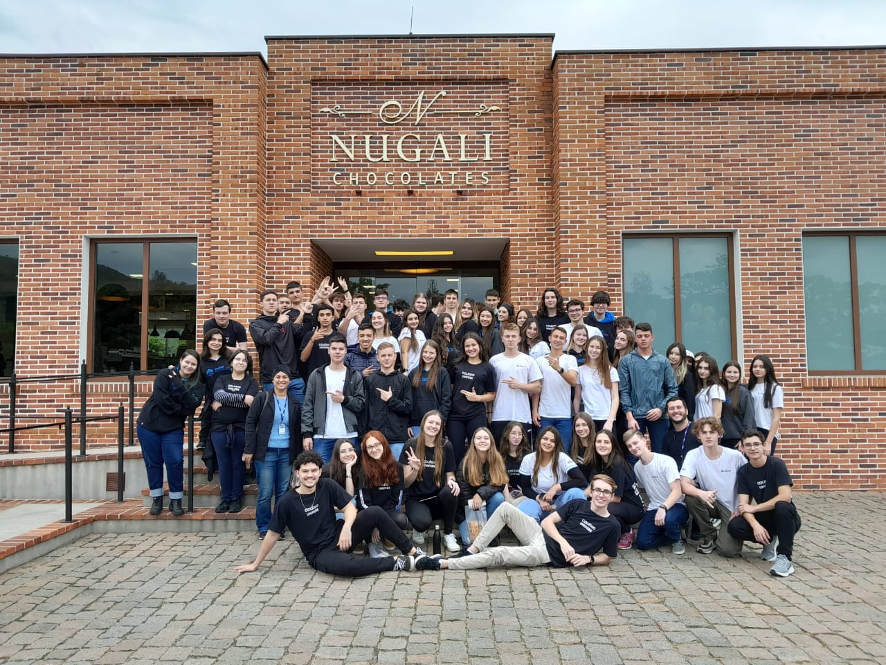 Alunos do 2º ano do Colégio UNIFEBE visitam fábrica de chocolates em Pomerode