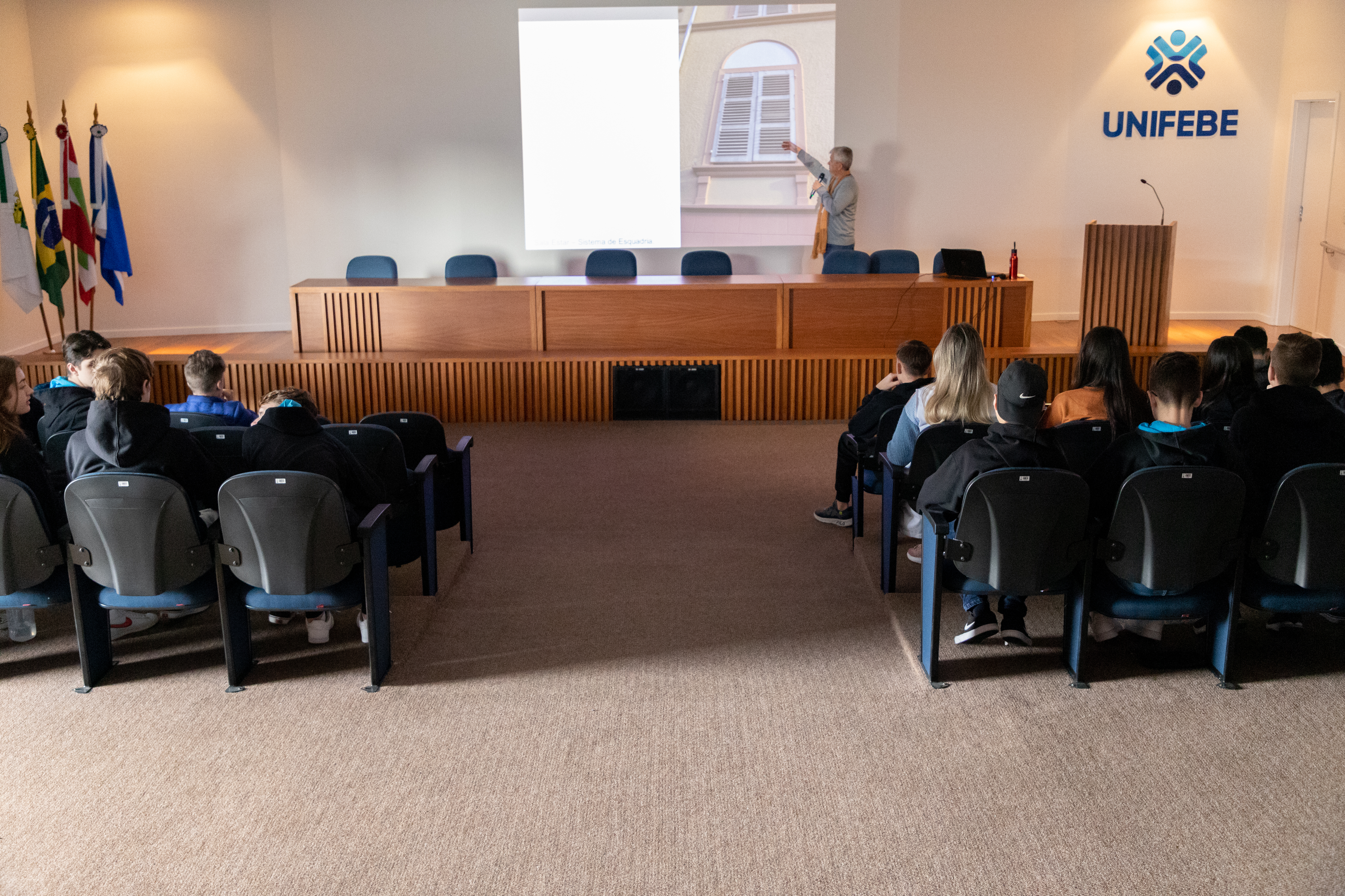 Alunos do Colégio UNIFEBE assistem palestra sobre a arquitetura da Villa Renaux