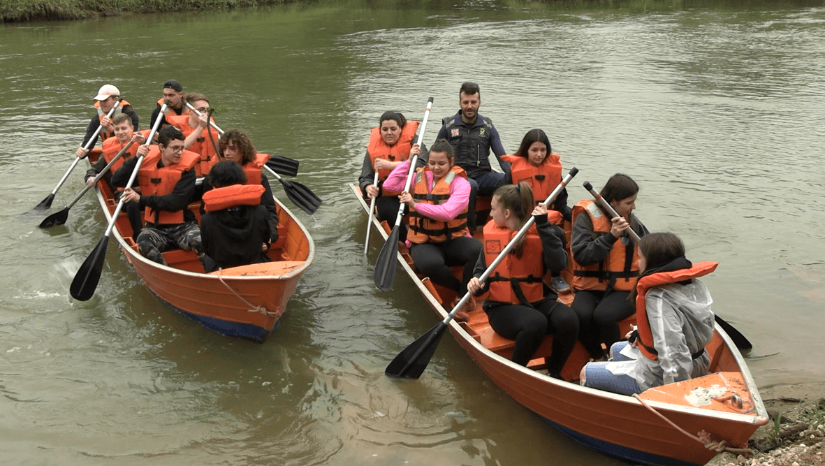 Alunos do Colégio UNIFEBE participam de atividade no Rio Itajaí-Mirim