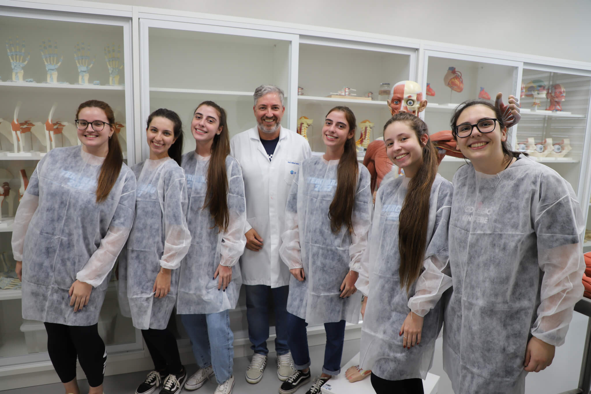 Alunos do Colégio UNIFEBE participam de aula no curso de Medicina da UNIFEBE