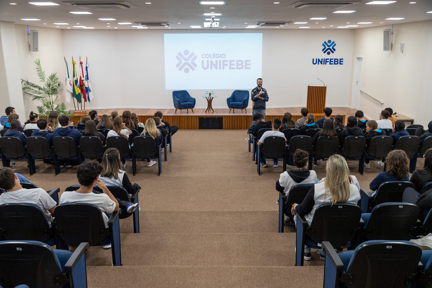 Alunos do Colégio UNIFEBE participam de palestra com chefe da Defesa Civil