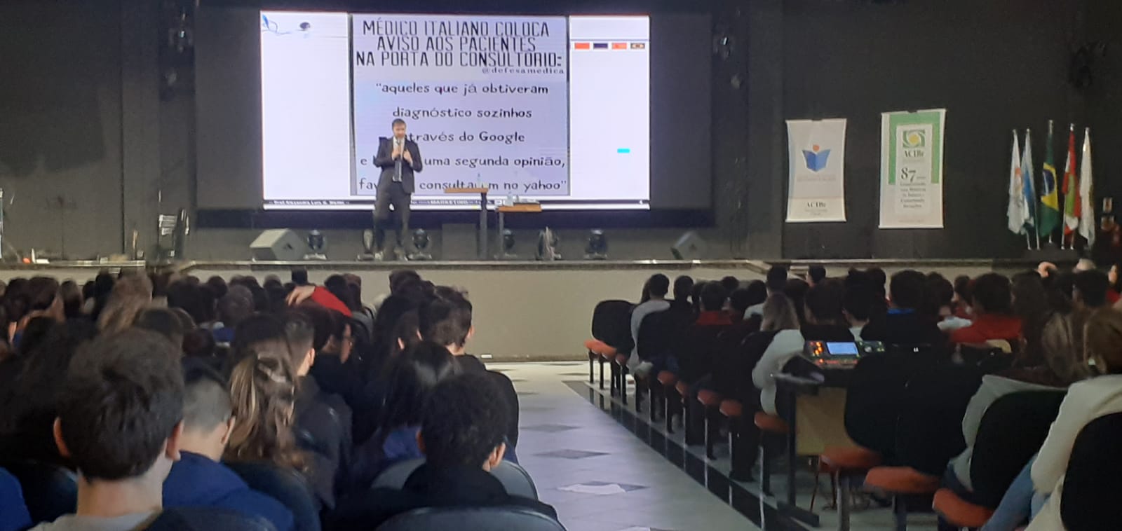 Alunos do Colégio UNIFEBE participam de palestra sobre futuro profissional