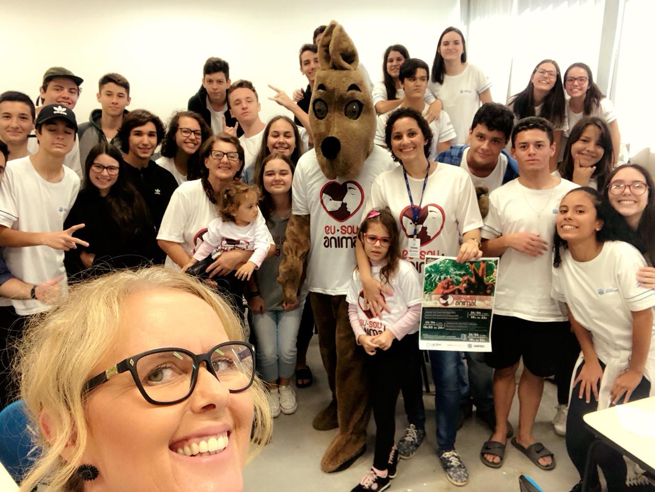 Alunos do Colégio Universitário recebem visita do mascote do Eu Sou Animal