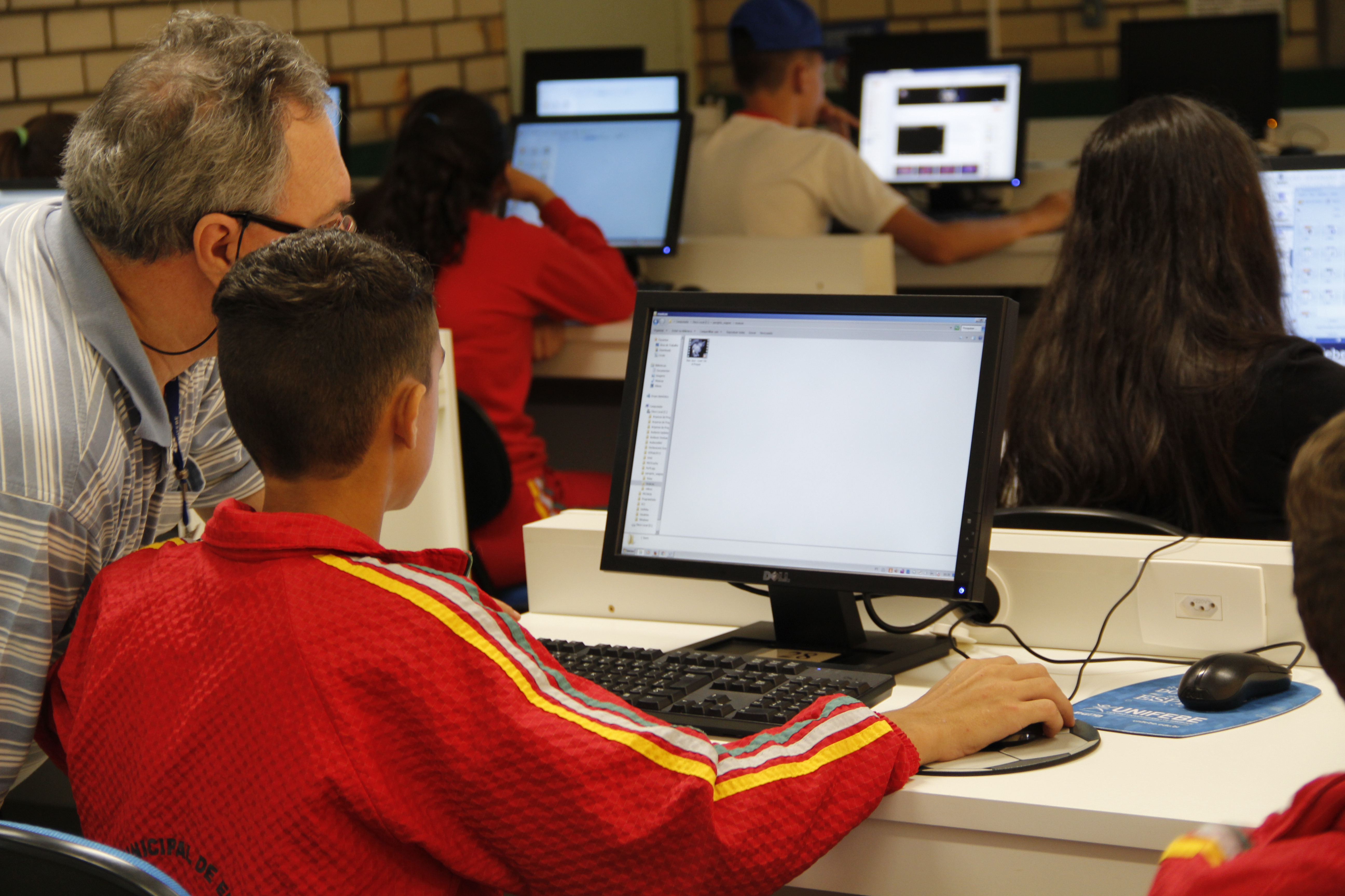 Alunos da Escola Paquetá recebem capacitação em laboratório da UNIFEBE