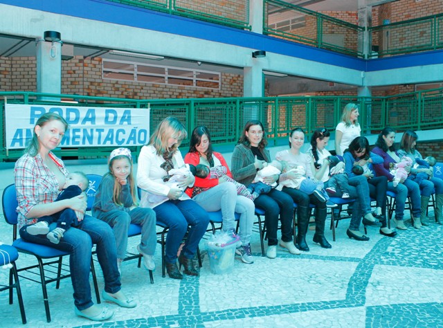 Amamentação coletiva no Dia Nacional de Doação de Leite