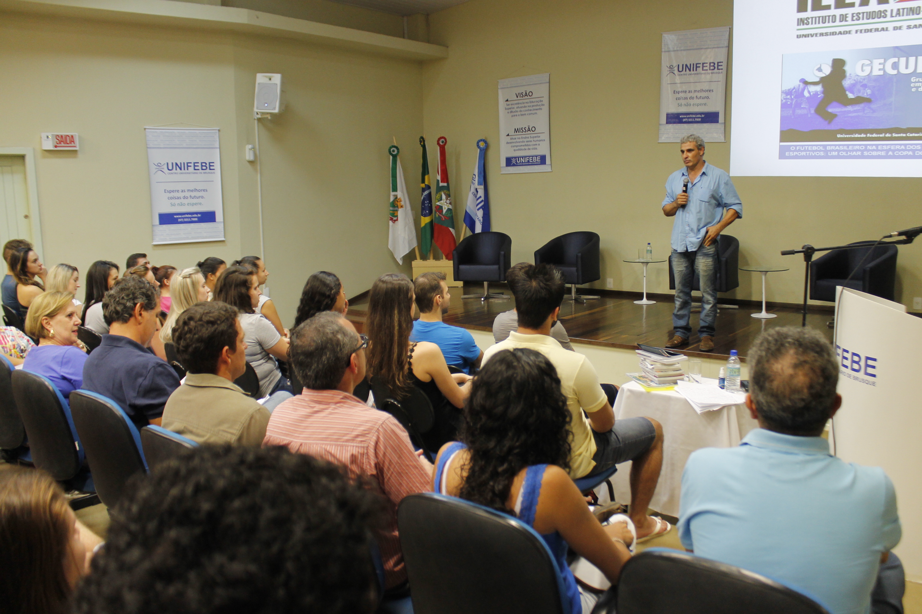 Aula de apresentação de Educação Física lota auditório da UNIFEBE