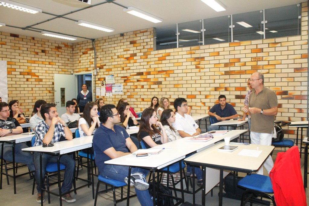 Acadêmicos de Arquitetura têm aula com professor italiano