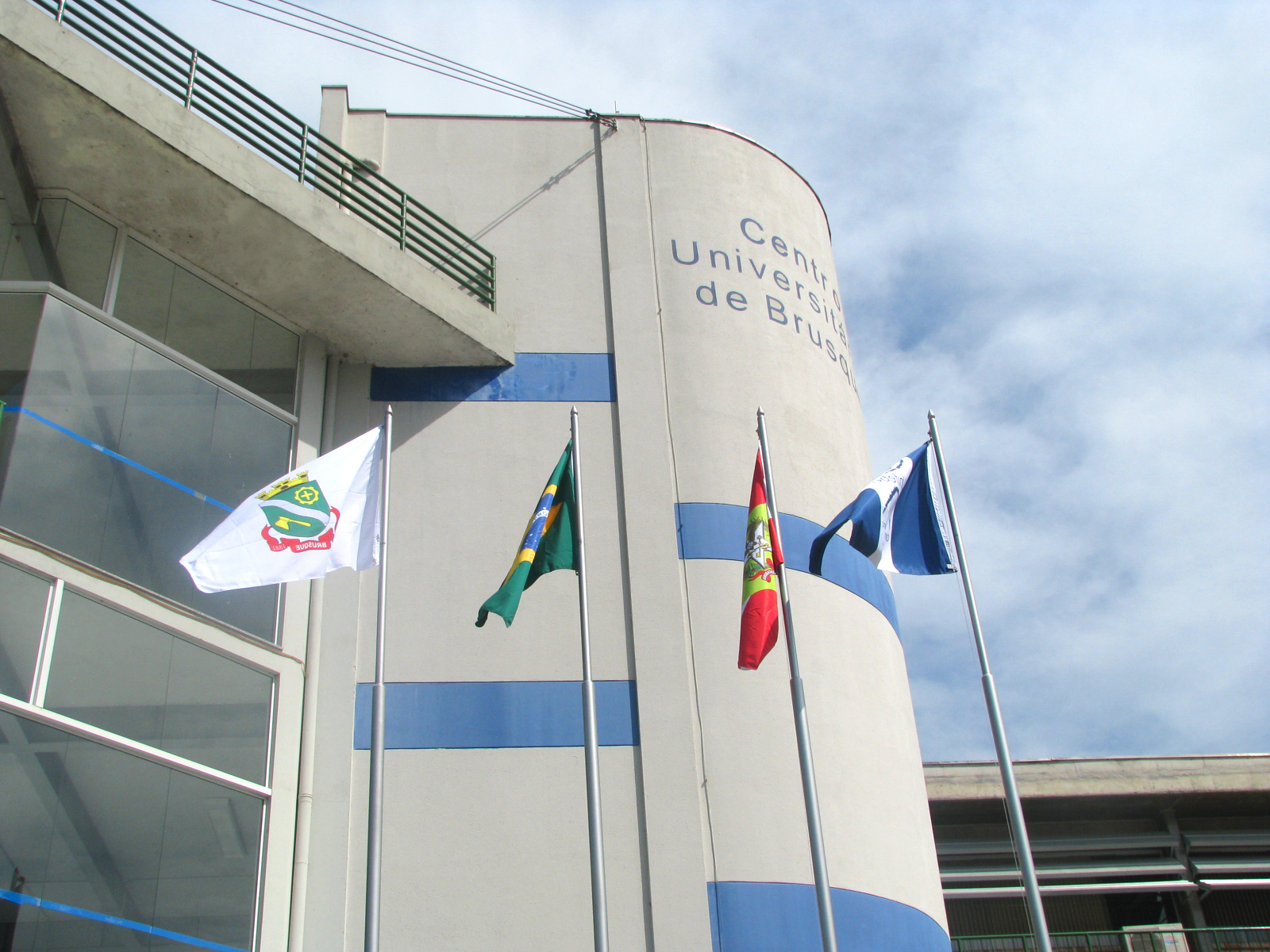 Pavilhão Nacional recebe novas bandeiras