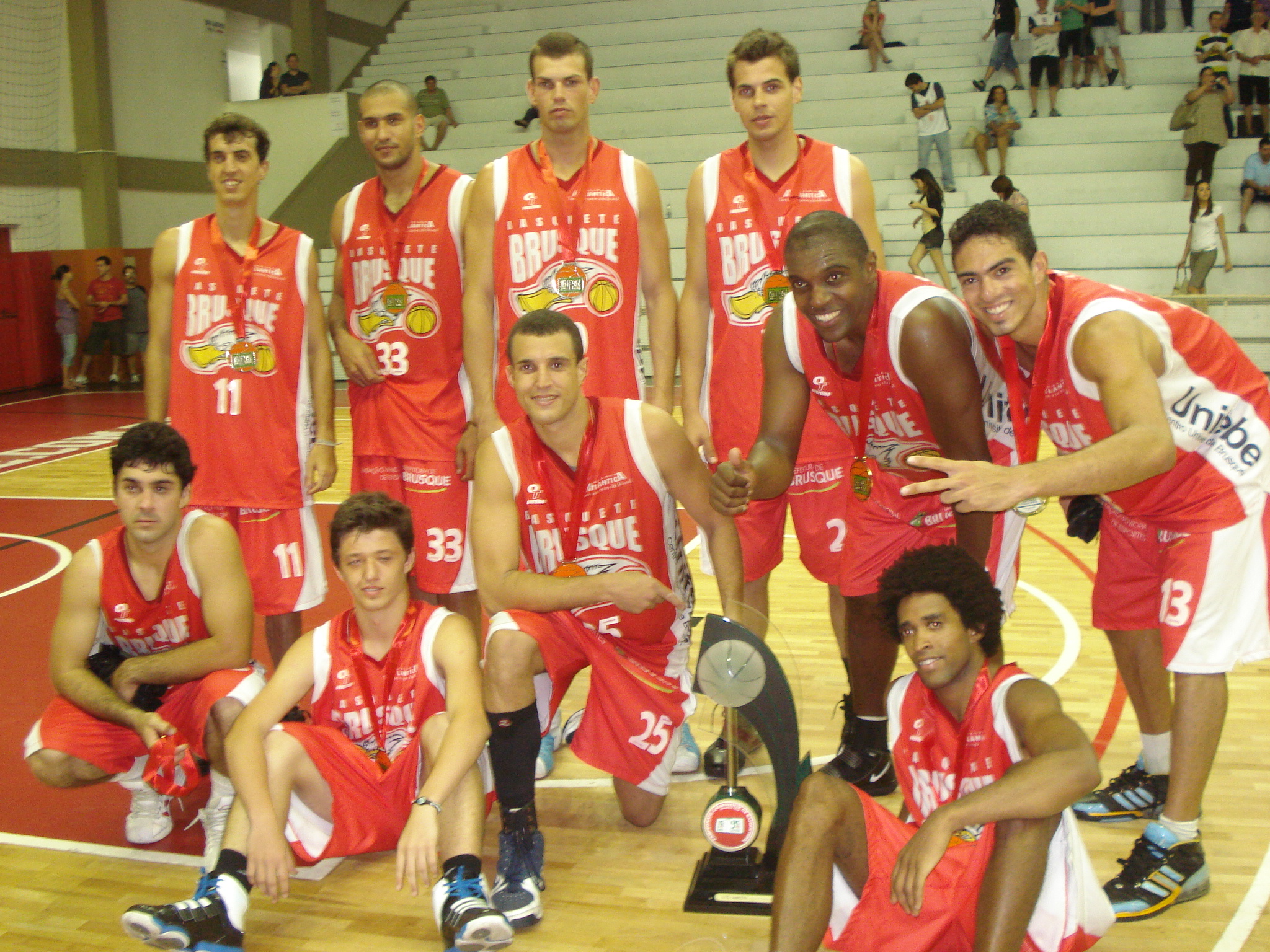 Reitor recebe troféu conquistado pela equipe de basquete