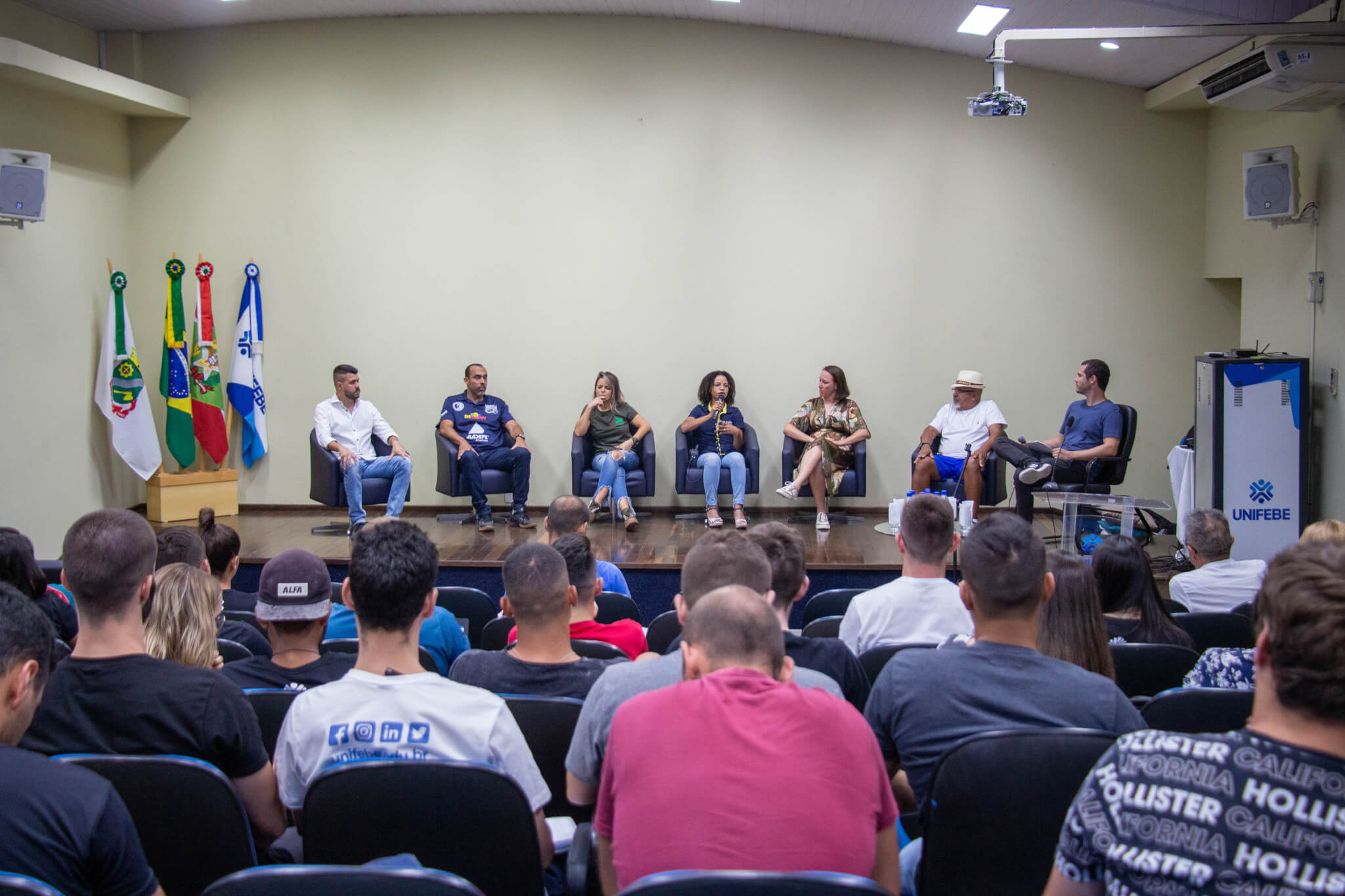 Bate-papo sobre atuação profissional marca Aula de Apresentação de Educação Física