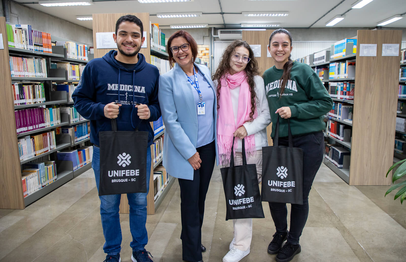 Biblioteca da UNIFEBE reconhece acadêmicos com mais empréstimos no semestre