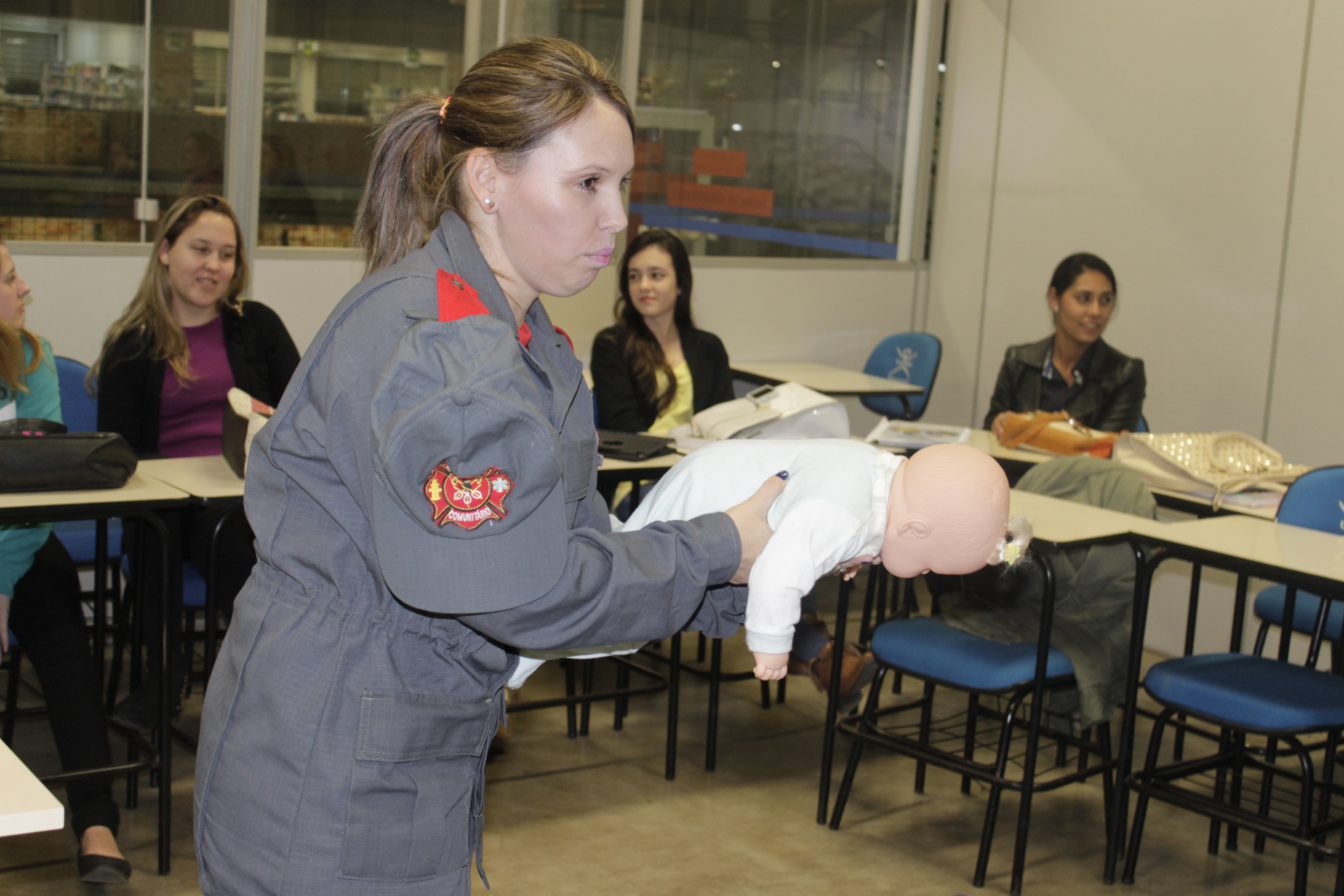 Acadêmicos de Pedagogia aprendem primeiros socorros com bombeira comunitária