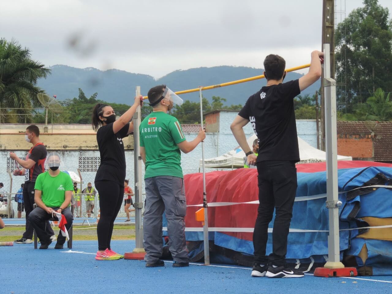 Calouros de Educação Física da UNIFEBE dão suporte em Campeonato Estadual Adulto de Atletismo