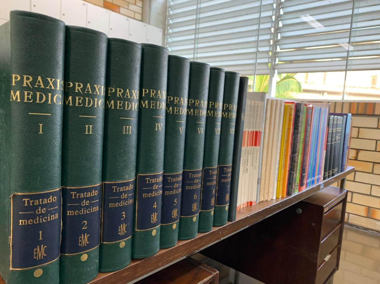 Biblioteca da UNIFEBE recebe mais de 80 livros do acervo de Doutor Lira.
