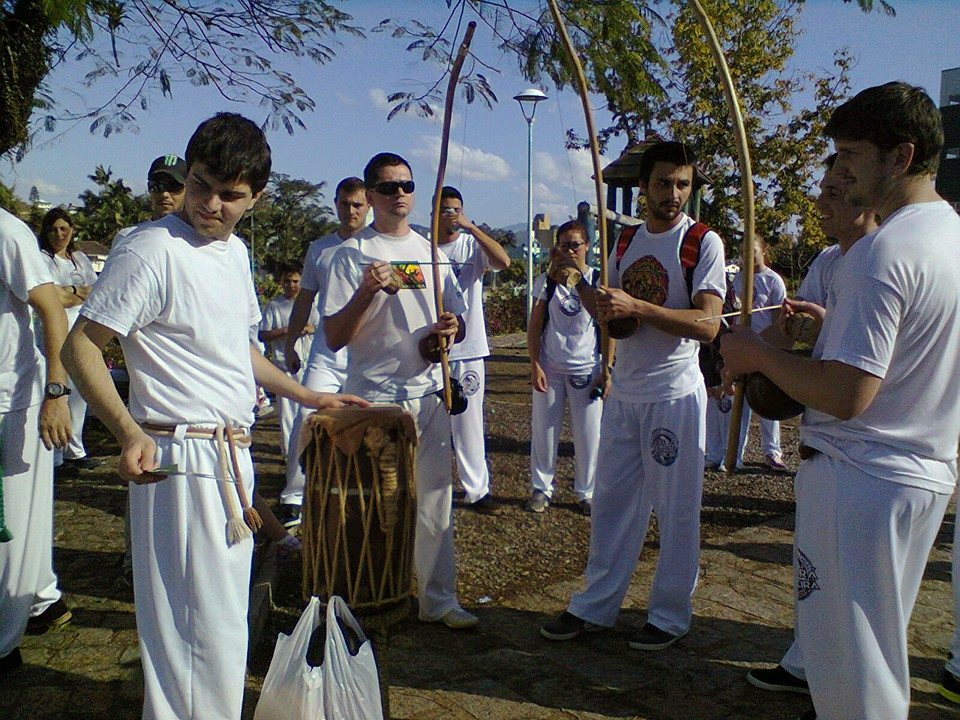 Curso de Educação Física promove intervalo com dança e capoeira