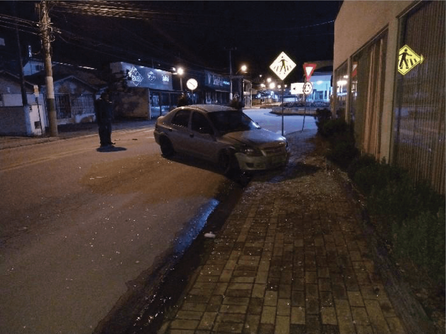 Carro bate na Clínica Escola e Serviços de Psicologia (CESP) da UNIFEBE